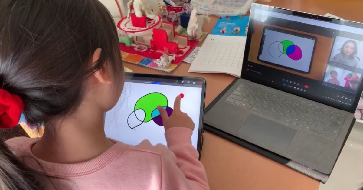 iPadで絵を描きながら、パソコンのZoomで先生とつながっている生徒